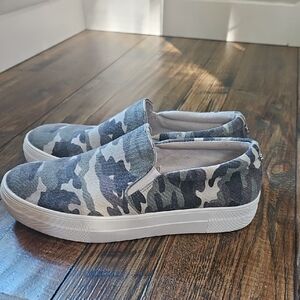 Steve Madden Women's Camo  Slip-On‎ Canvas Sneakers /Loafers. Size 8